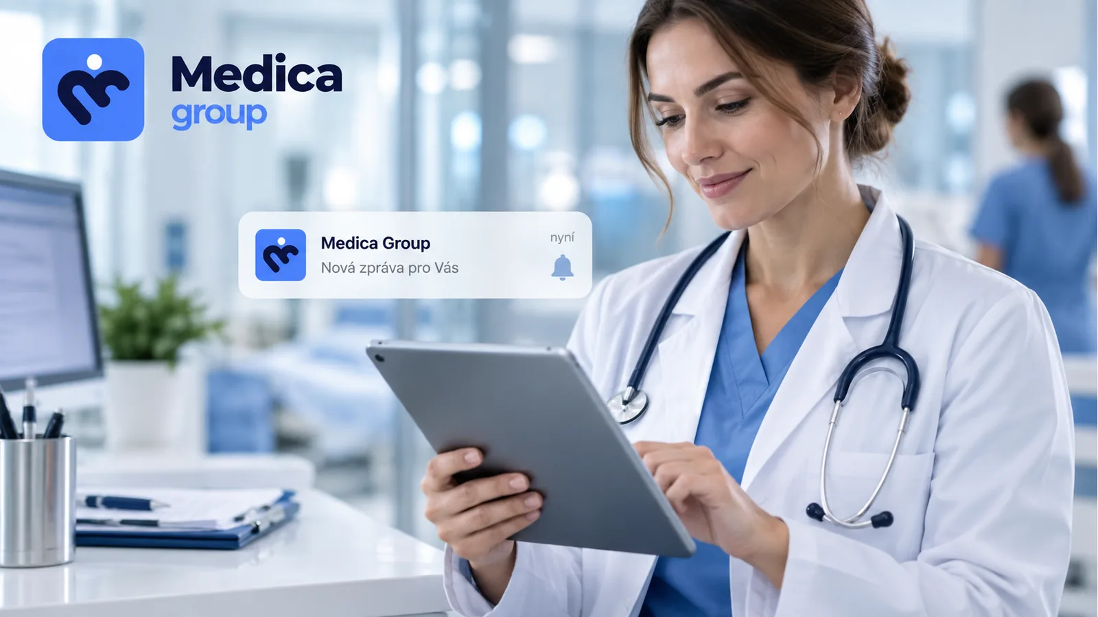 Lekári zo skupiny Medica si prečítajú webová notifikácia na tablete
